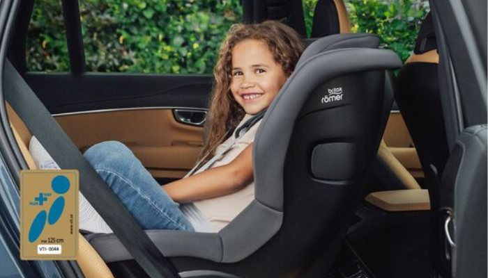 silla de coche a contramarcha plus test max safe M Britax romer imagen de niña grande comodamente sentada con espacio para las piernas